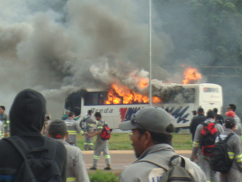 Ôibus queimado pelos funcionários da UFN3, é da Empresa de Transportes Breda.Foto:Rádio Caçula