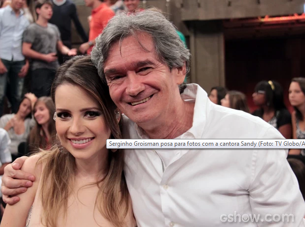 Serginho Groisman posa para fotos com a cantora Sandy (Foto: TV Globo/Altas Horas)