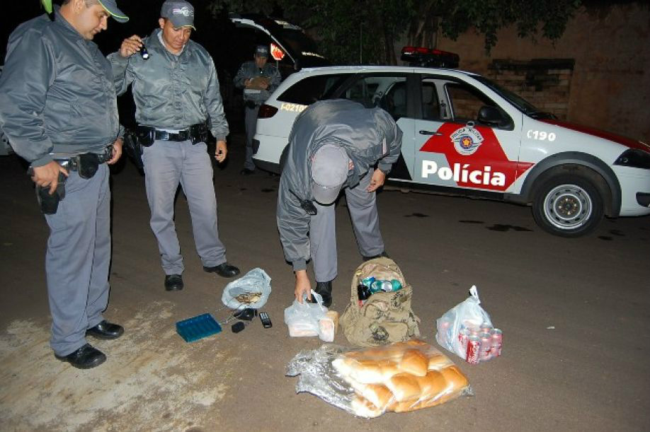 Policiais Militares conferem os produtos roubados de trailer no final da madrugada, em Araçatuba.Foto:Charles Caleb/ Araçatuba News