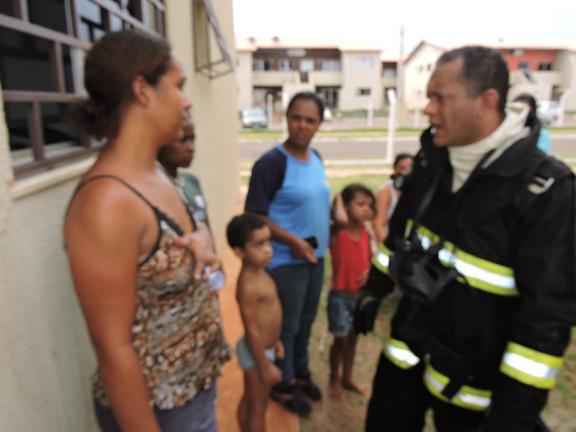Proprietária Cristiane conversando com Sub-tenente Cândido. Foto Rádio Caçula