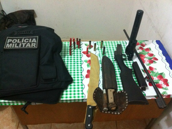 No momento da busca foi encontrado com os dois homens, uma faca, um facão e uma lanterna.Foto: Assessoria