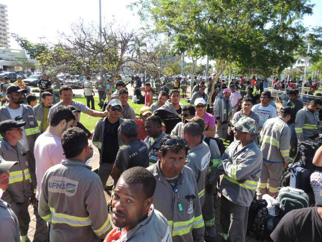 Mais de mil funcionários da empresa estão desabrigados por conta do incêndio no alojamento nesta madrugada.Foto: Rádio Caçula