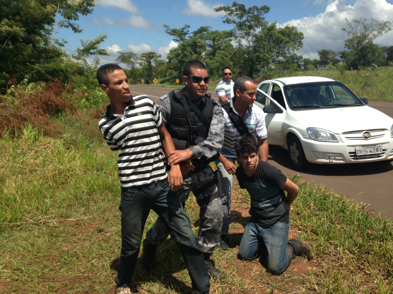 Os suspeitos foram pegos às margens da BR-158. Foto: Rádio Caçula