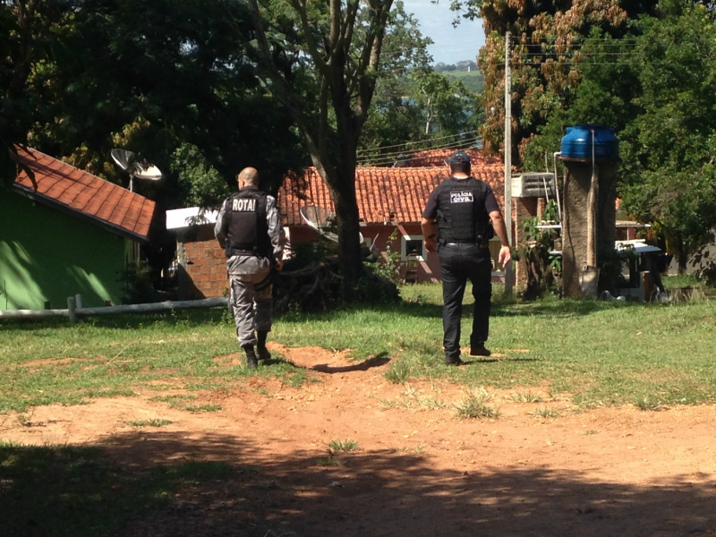 Policiais fazendo buscas. Foto: Rádio Caçula