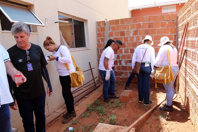 Equipe de Agentes de Endemias em recente busca ativa de escorpiões.