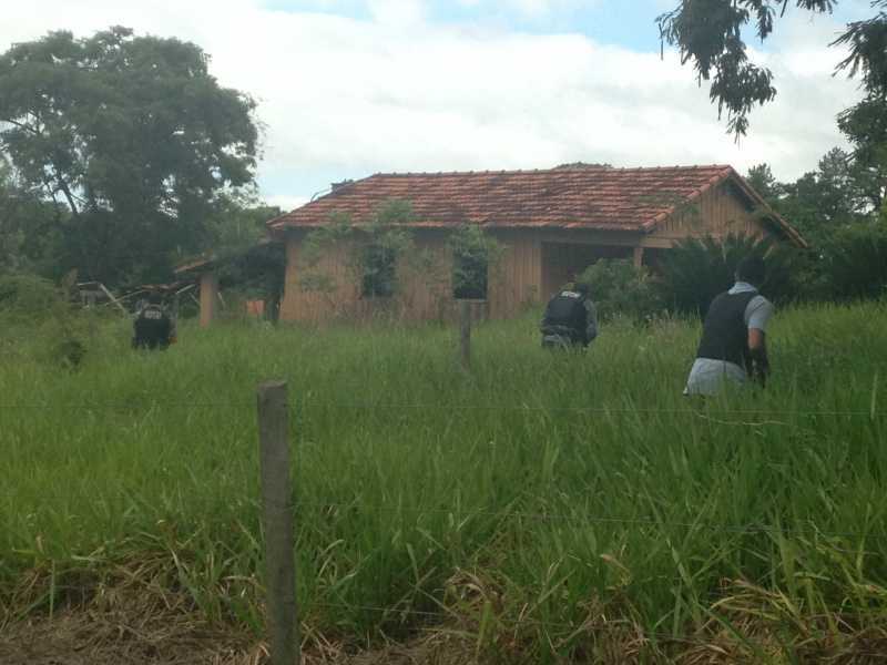 Na ação conjunta equipes fizeram varreduras em várias casas da região. Foto: Rádio Caçula