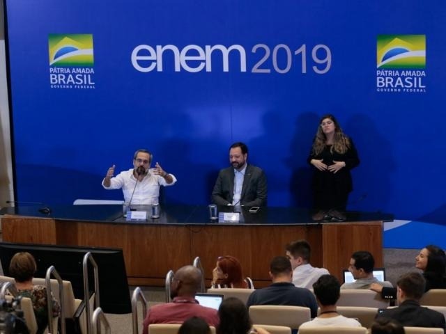  Weintraub, à esquerda, destacou que provas de 2019 tiveram a menor abstenção em anos. (Foto: Antônio Cruz/Agência Brasil)