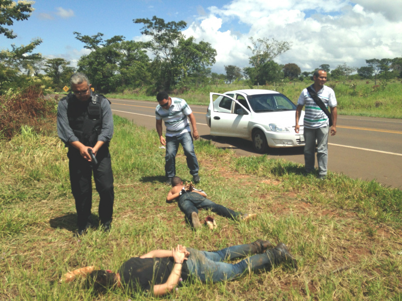 Eles tentaram fugir mas foram capturados pelos policiais. Foto: Rádio Caçula