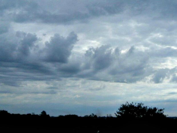 Céu na tarde desta quinta-feira (26) em Campo Grande (Foto: Ronie Cruz/G1 MS)