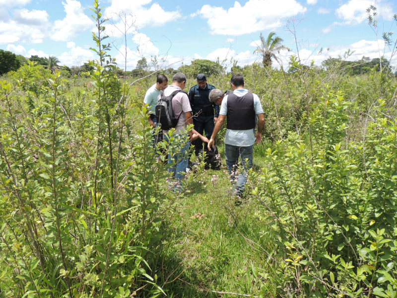 Depois da troca de tiros o suspeito fugiu abandonando pertences. Foto: Rádio Caçula