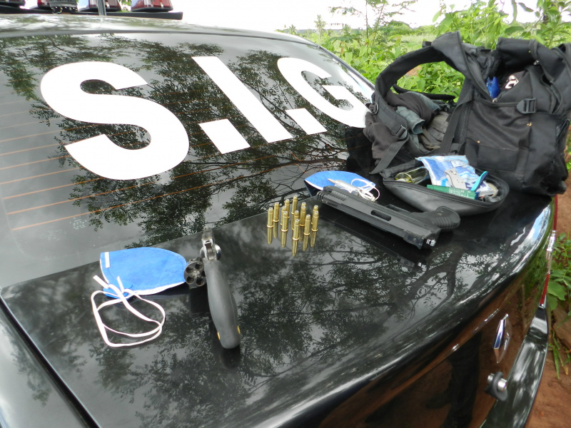 Mochila abandonada contendo um revólver calibre 38, uma pistola de pressão, munições, mascaras e roupas.