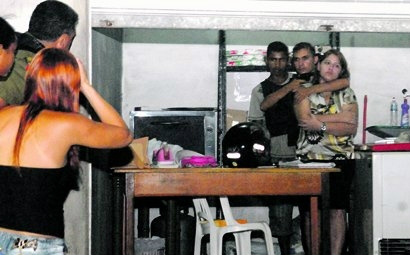 A proprietária do estabelecimento foi rendida por um dos suspeitos.Foto: Divulgação. 