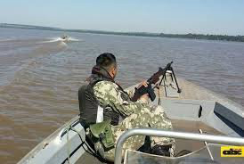 Militar paraguaio nas águas do Rio Paraná ( ( Foto: Reprodução/ abc.com.py )arquivo )