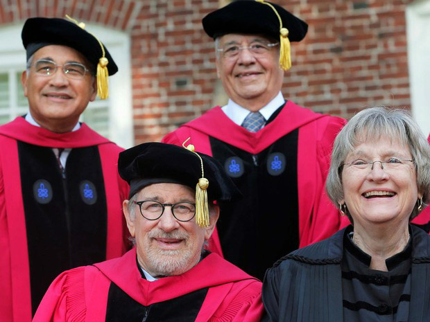 O ex-presidente Fernando Henrique Cardoso (no alto, à direita) e o cineasta Steven Spielberg (abaixo, à esquerda) receberam título honoris causa da Universidade Harvard nesta quinta-feira (26) (Foto: REUTERS/Brian Snyder)