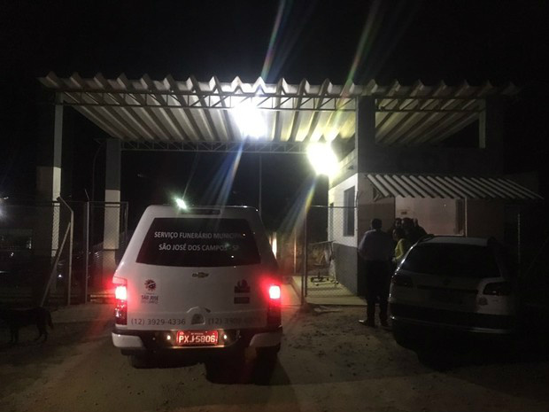 Carro da funerária chega ao CDP de São José para remover os corpos (Foto: Camilla Motta/G1)