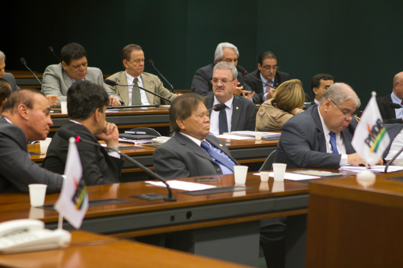 Deputado Akira Otsubo participa de reunião da bancada do PMDB que decide por plebiscito em 2014 e redução do número de ministérios.Foto: Assessoria