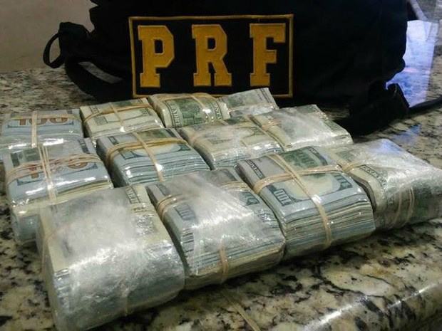O acusado ofereceu todo o dinheiro para os policiais em tentativa de suborno - Foto: Divulgação
