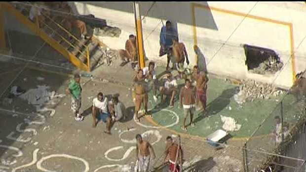 Presos fizeram buracos nas paredes e destruíram as celas (Foto: Reprodução/ TV Vanguarda)