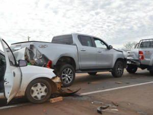 Acidente na 163 envolveu três veículos. (Foto: Silas Lima)