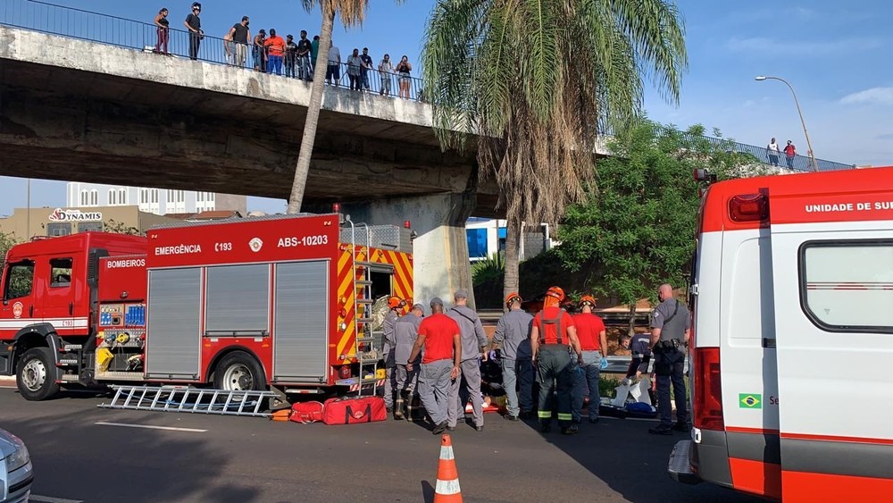 Homem foi resgatado ainda com vida, porém com ferimentos graves em Bauru. Foto: Alisson Negrini / TV TEM.