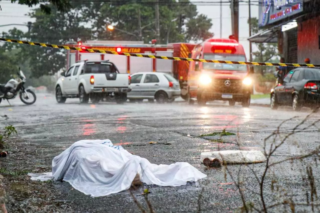 Corpo estava no meio da enxurrada, antes da chuva dar trégua e bombeiros conseguirem isolar a área. Foto: Divulgação/ Henrique Kawaminami.