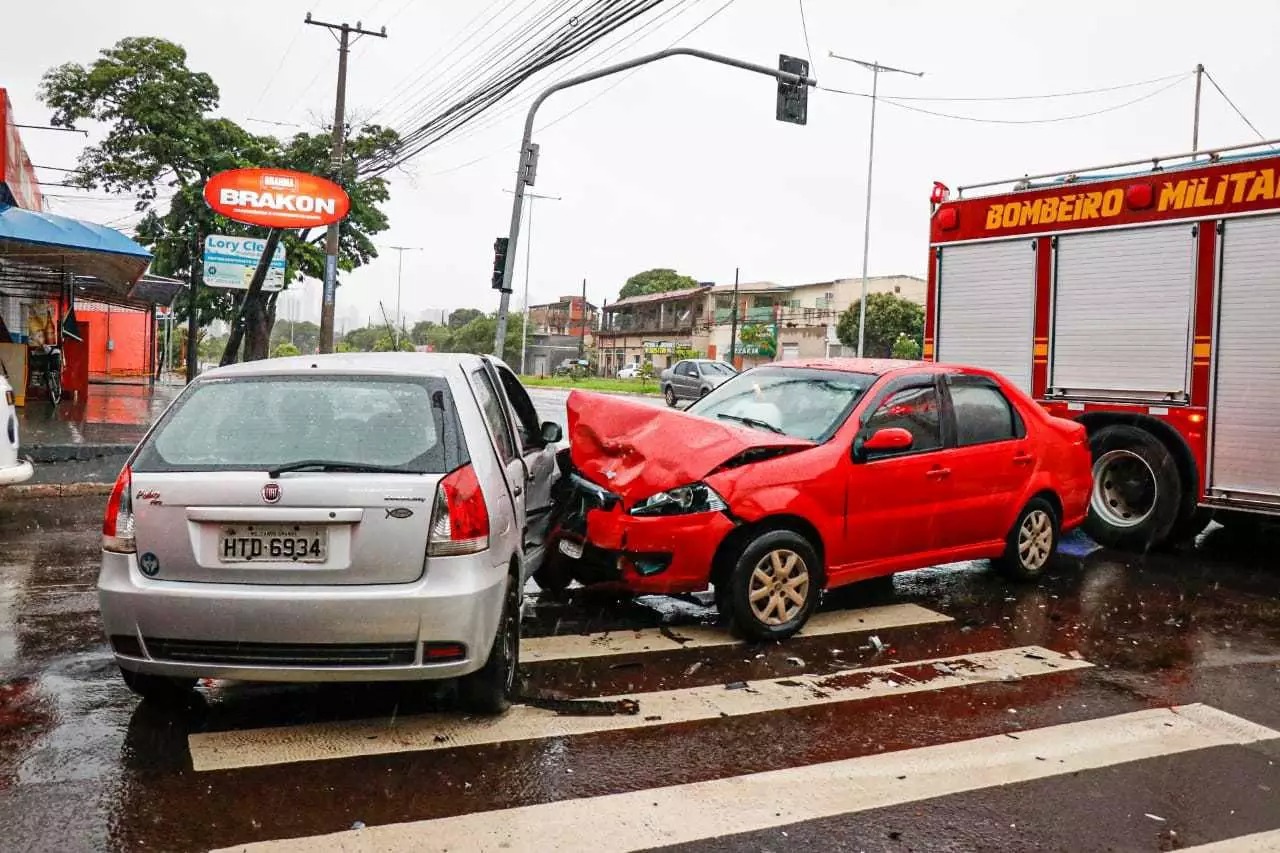 Acidente aconteceu no cruzamento da Tonico de Carvalho com a Fábio Zahran. Foto: Henrique Kawaminami.