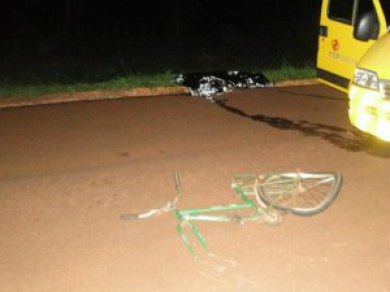 Ciclista de 49 anos morreu no local do acidente, na BR-163. (Foto: Rio Brilhante em Tempo Real)