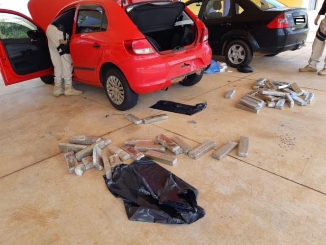 Tabletes da droga encontrados nos dois veículos. (Foto: Jornal da Nova)