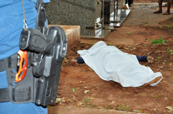 Pelo menos quatro tiros foram disparados contra a vítima que morreu na hora (Imagem: Márcio Rogério/Nova News) 