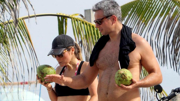 Casal caminha pela orla da praia em outra data (Foto: Divulgação / Ilustração)