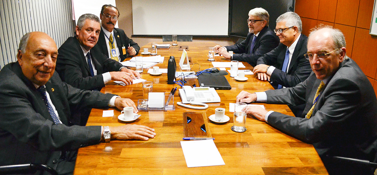O Prefeito Angelo Guerreiro esteve em reunião com o Senador Pedro Chaves para tratar sobre obra da Petrobras em Três Lagoas.