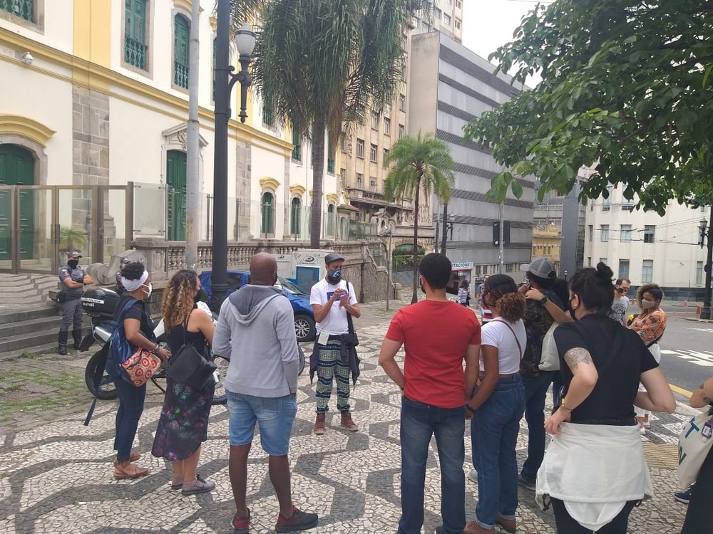 Grupo de turistas e guias negros é acompanhado pela PM por 3 horas em walking tour no Centro de São Paulo, no sábado (24). Foto: Heitor Salatiel/Arquivo Pessoal/BlackBird Viagens.