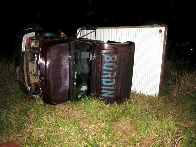 Caminhão tombou após atropelar vaca solta e, rodovia. (Foto: Sérgio Melucci)/Divulgação.