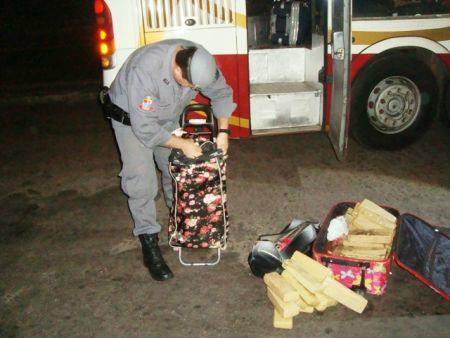 Na mala de B.T.S.O., 21 anos, de Três Lagoas, foram encontrados 31 tabletes de maconha, que pesaram 22 Kg.Foto: Araçatuba News