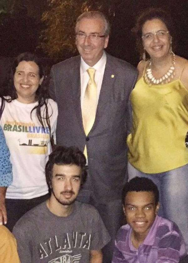 Em imagem de dezembro de 2015, coordenadores do MBL (entre eles, Fernando Holiday, coordenador nacional, abaixo, à direita) posam para foto ao lado de Eduardo Cunha (PMDB-RJ), então presidente da Câmara dos Deputados.
