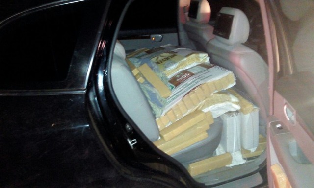Droga estava espalhada pelo veículo, que foi parado pela polícia na rodovia Marechal Rondon, em Castilho (SP)