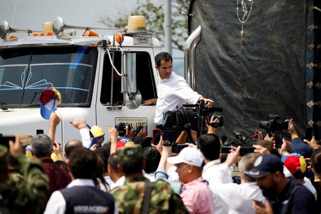 Juan Guaidó acompanha um dos caminhões que partiu neste sábado da Colômbia em direção à Venezuela transportando ajuda humanitária — Foto: REUTERS/Marco Bello