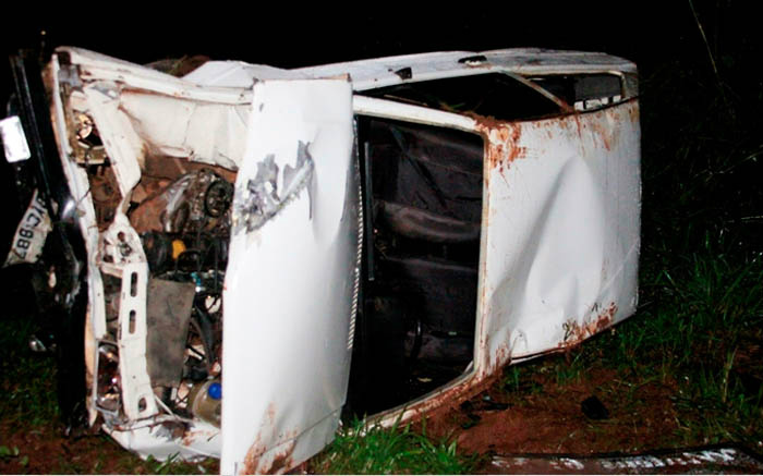 Gol ficou totalmente destruído depois de capotar e cair em uma ribanceira da Rondon. Felizmente vítimas foram leves. foto: Dorivaldo bernardo / A Verdade Online
