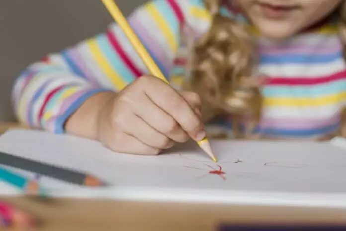 menina-retrato-brincando-scaled