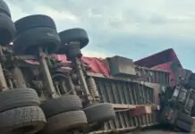 Carreta tomba em rotatória na divisa entre Três Lagoas e Castilho na manhã deste domingo